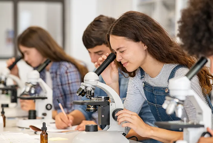 Asignatura la célula Premédico Javeriana Cali Permite al estudiante comprender los procesos celulares a partir de las dimensiones Química, Bioquímica, Celular y Molecular para lograr la adecuada fundamentación conceptual del sistema biológico humano.