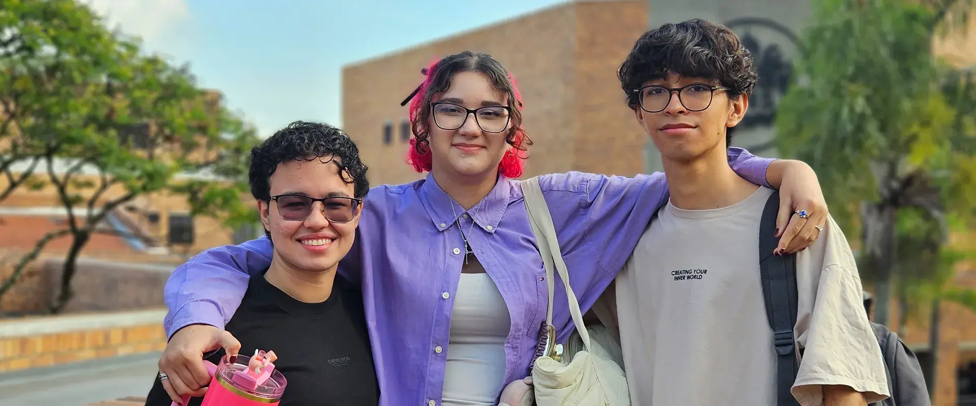 Tres estudiantes de la Javeriana Cali durante su primer día en el campus