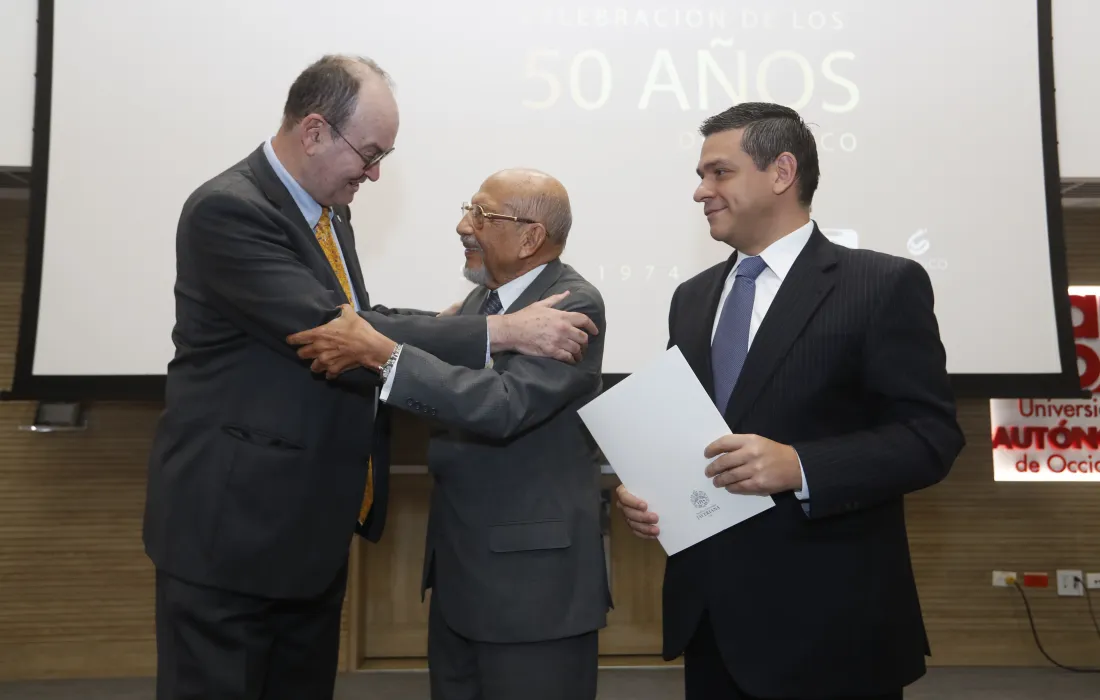 Rector de la Javeriana Cali entrega Medalla Félix Restrepo, S.J. a Luis H. Pérez Páez, le acompaña en este acto el Secretario General